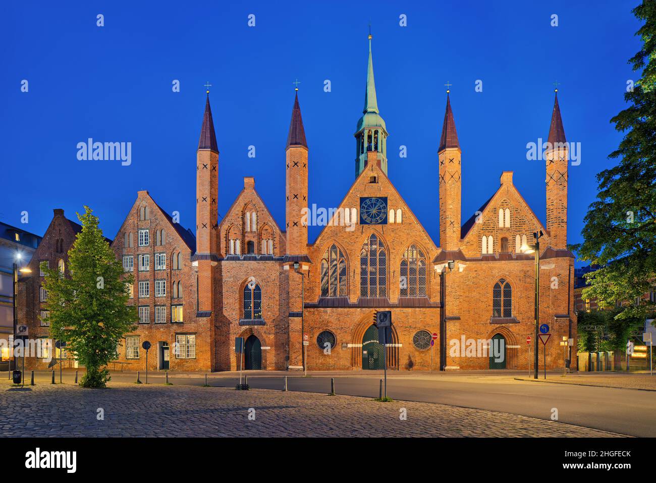 Germania, Hansestadt Lübeck - Ospedale medievale dello Spirito Santo, patrimonio dell'umanità dell'UNESCO di notte Foto Stock