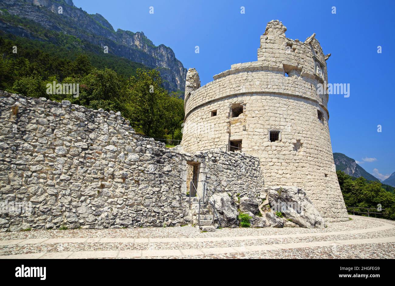 Italia, Riva del Garda rovine del castello sulla collina Foto Stock