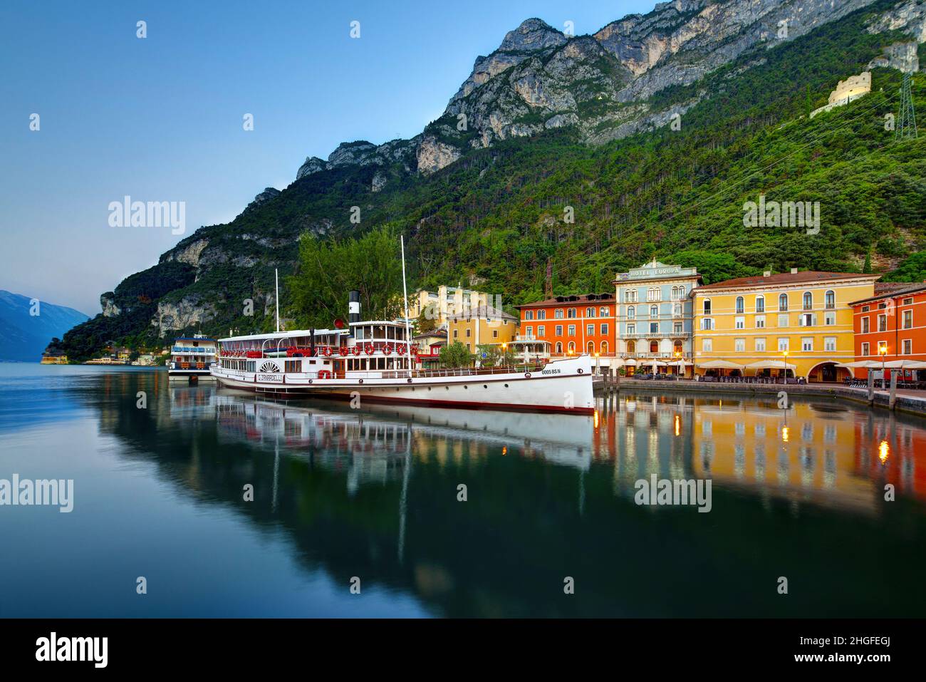 Italia, Trento, Riva del Garda, porto del Lago di Garda e nave vecchia Foto Stock