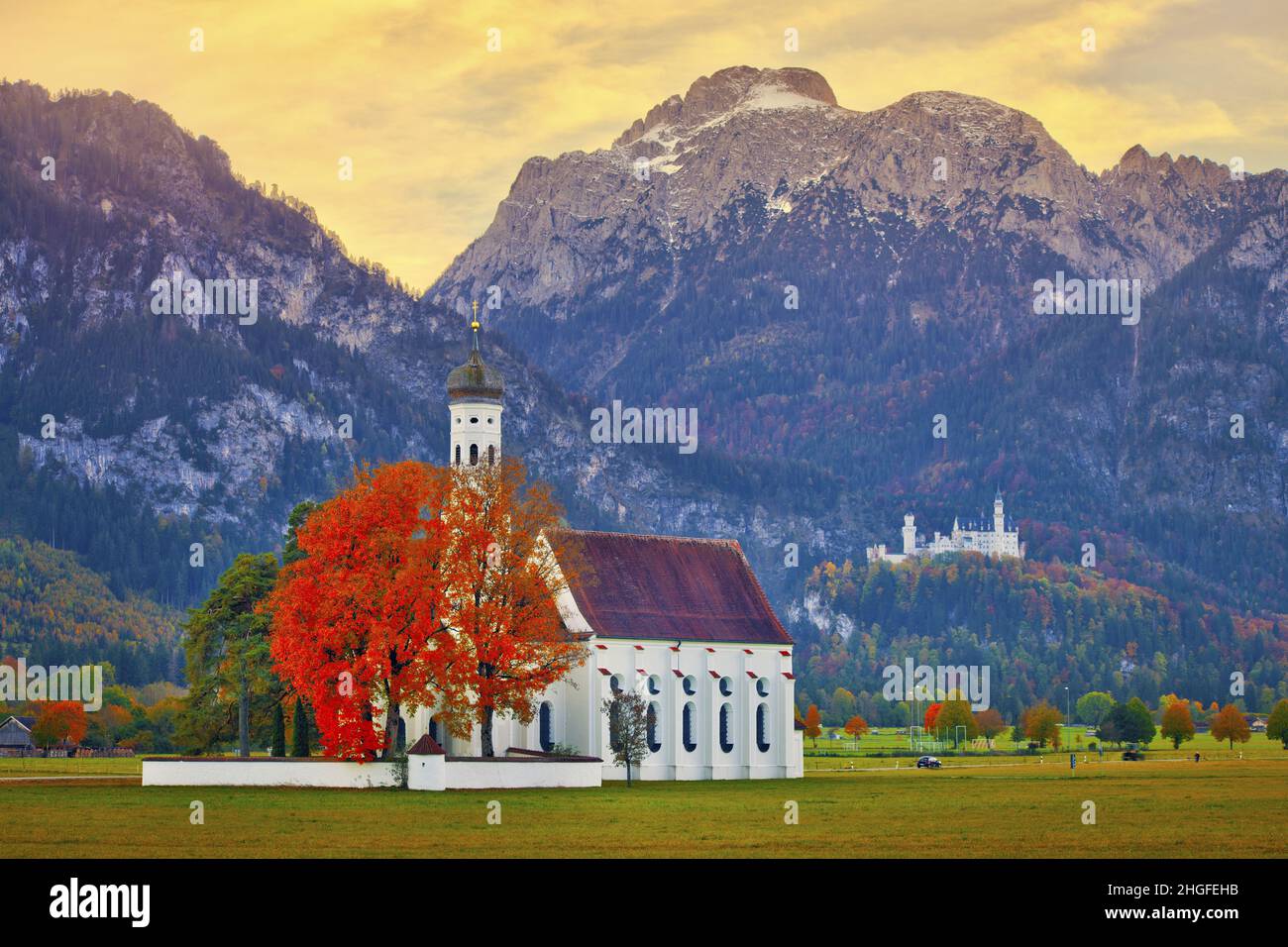 Germania, Baviera - Chiesa di San Colomano, Castello di Neuschwanstein sullo sfondo Foto Stock