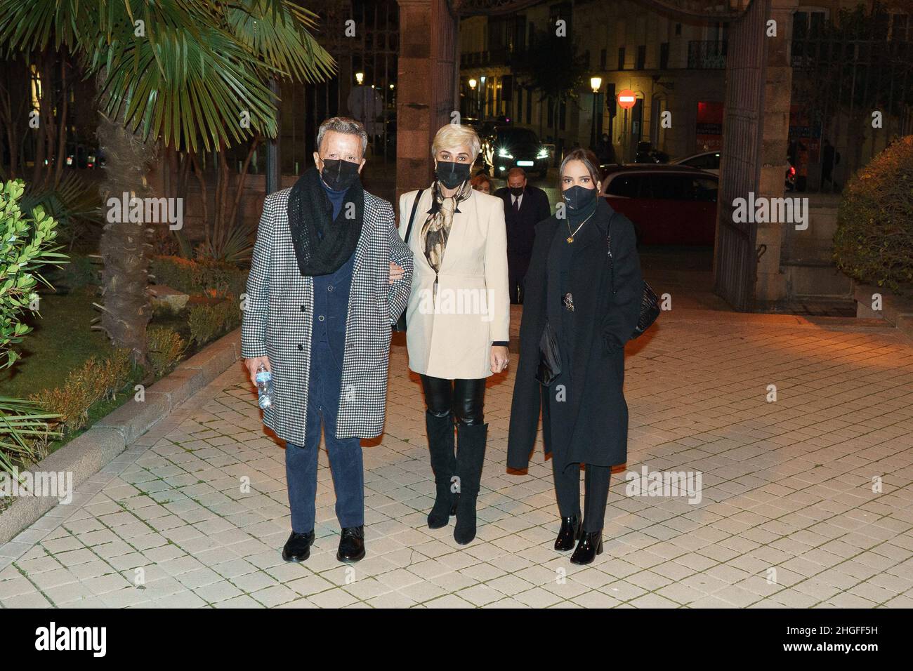 Madrid, Spagna. 20th Jan 2022. Jose Ortega Cano, Gloria Camila Ortega Jurado e Ana Maria Aldon arrivano alla chiesa di Santa Barbara per il funerale di Jaime Ostos.The bullfighter morì il 8th 2022 gennaio a Bogota (Colombia), dove era in vacanza con sua moglie, Maria Angeles Grajal. Credit: SOPA Images Limited/Alamy Live News Foto Stock