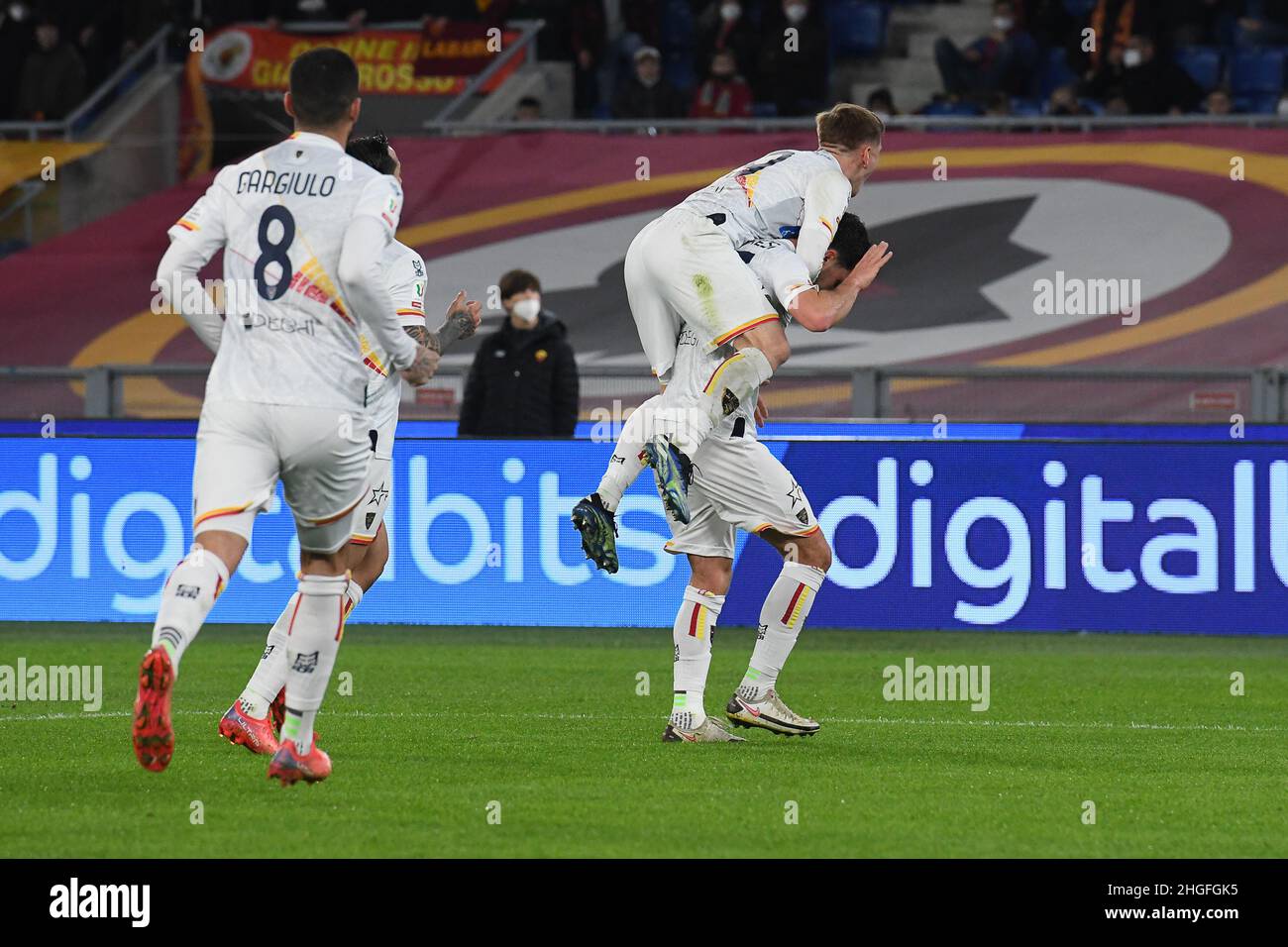 Stadio Olimpico, Roma, Italia. 20th Jan 2022. Coppa di calcio italiana, Roma contro Lecce; i giocatori di Lecce festeggiano dopo aver segnato il loro obiettivo per il 1-1 nel 14th minuti Credit: Action Plus Sports/Alamy Live News Foto Stock