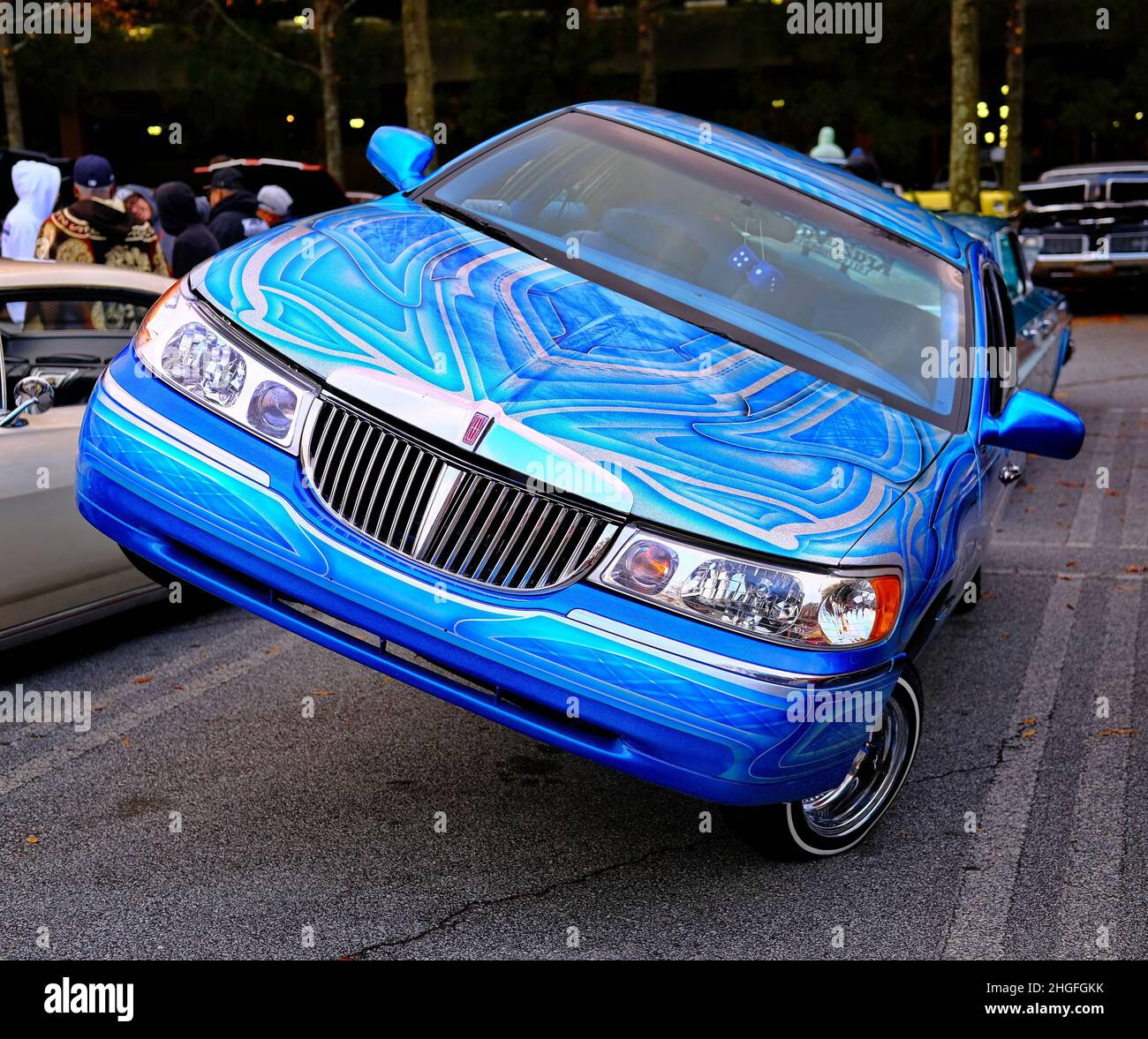 Blue Lincoln Town Car Jacked Up Foto Stock