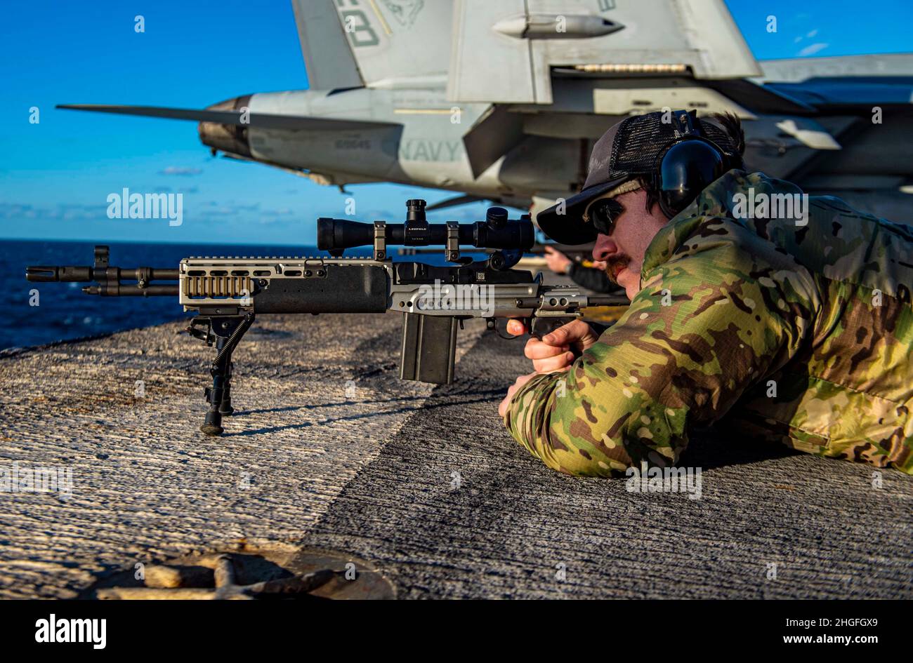 220119-N-XR893-0237 MAR MEDITERRANEO (GEN. 19, 2022) Explosive Ordnance Disposal Technician 1st Class Liam Spellane, di Philadelphia, spara un M14 Enhanced Battle Rifle sul ponte di volo della portaerei Nimitz-classe USS Harry S. Truman (CVN 75) durante un esercizio di incendio dal vivo, 19 gennaio 2022. Il gruppo di colpo della portante di Harry S. Truman è su un dispiegamento programmato nell'area della sesta flotta degli Stati Uniti delle operazioni di sostegno delle operazioni navali per mantenere la stabilità e la sicurezza marittima e per difendere gli interessi degli Stati Uniti, alleati e dei soci in Europa e in Africa. (STATI UNITI Foto Navy di Mass Communication Spe Foto Stock