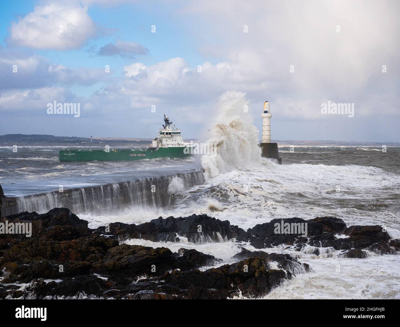 Nave offshore che parte dal porto di Aberdeen durante il mare mosso. Foto Stock