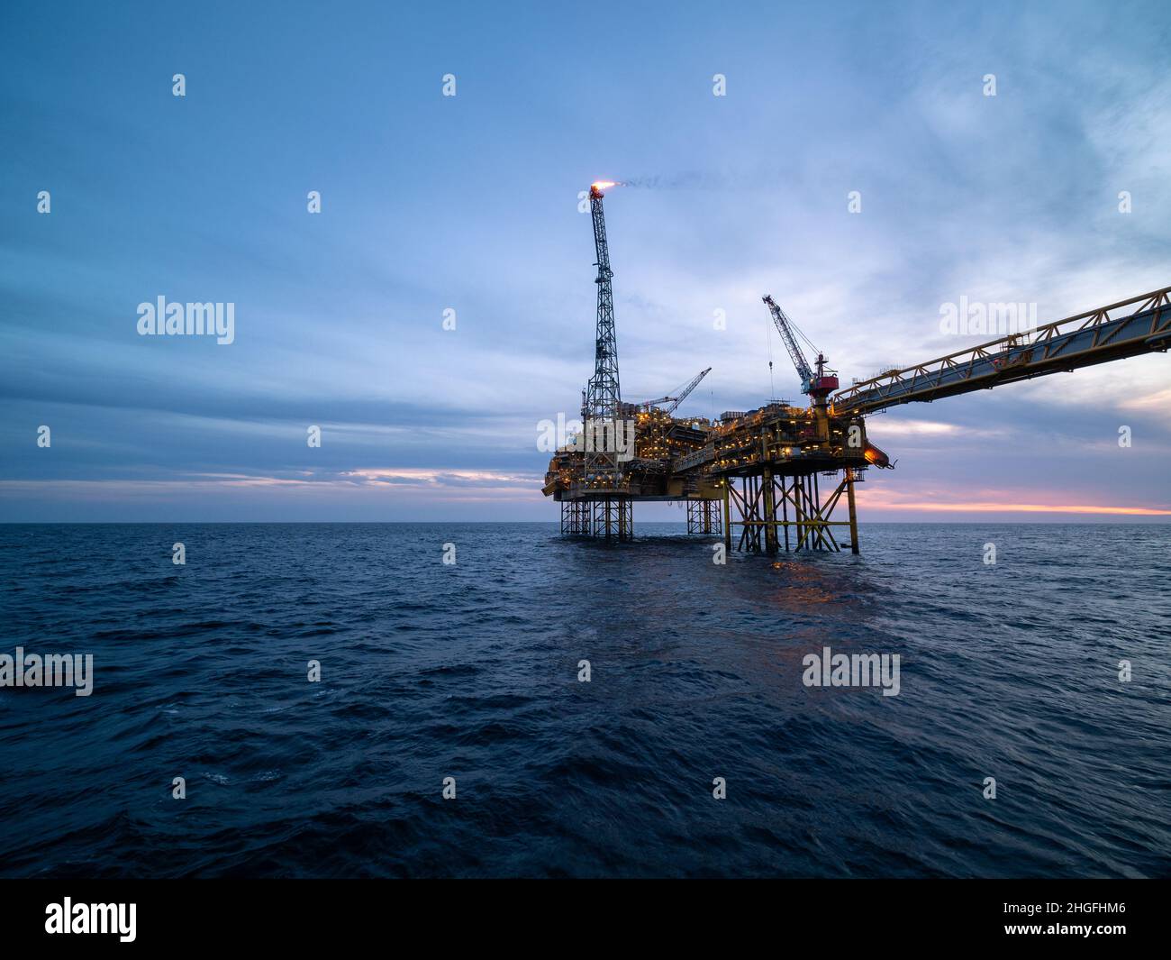Piattaforma offshore nel mare del nord. Piattaforma di produzione offshore di petrolio e gas. Foto Stock