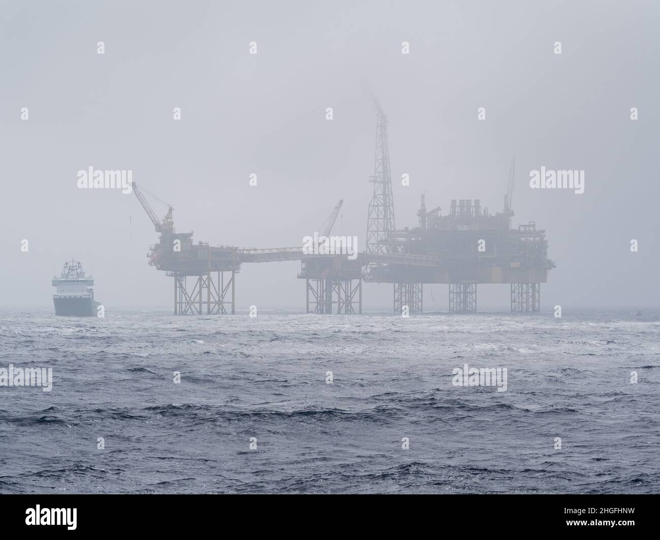 Piattaforma offshore nel mare del nord. Piattaforma di produzione offshore di petrolio e gas. Foto Stock