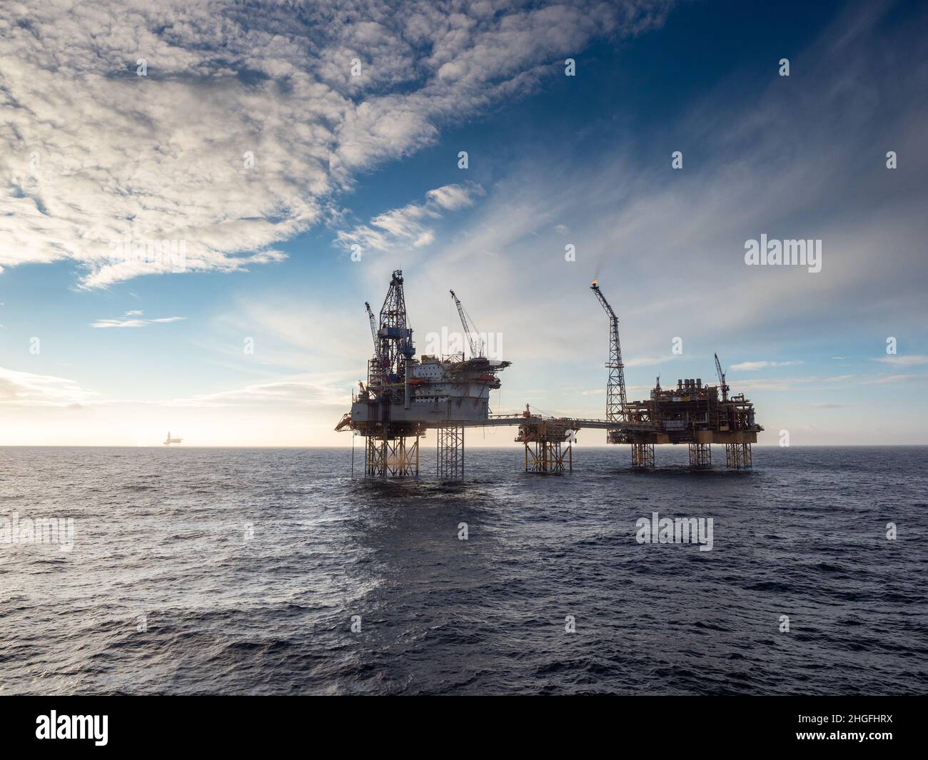 Piattaforma offshore nel mare del nord. Piattaforma di produzione offshore di petrolio e gas. Foto Stock