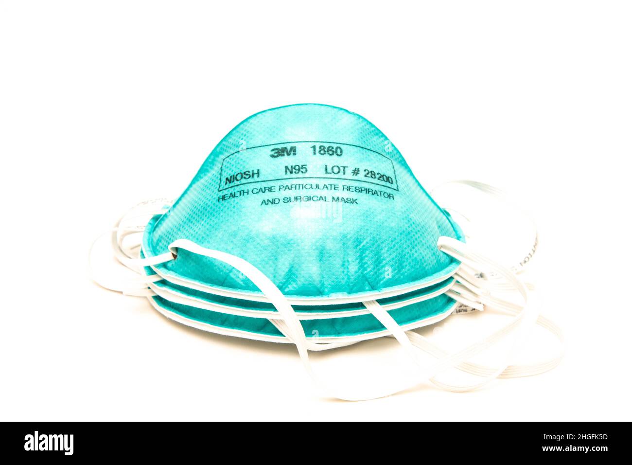 3 mascherine respiratori blu 3M tipo N95 per la protezione contro l'inquinamento e malattie, come influenza e virus, coronavirus, isolate su un bianco. Foto Stock