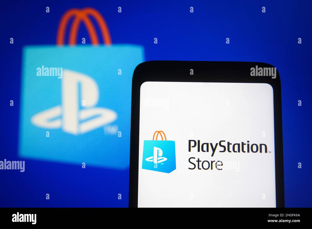 Ucraina. 20th Jan 2022. In questa illustrazione, sullo schermo di uno smartphone e di un computer viene visualizzato il logo del PlayStation Store (PS Store). Credit: SOPA Images Limited/Alamy Live News Foto Stock