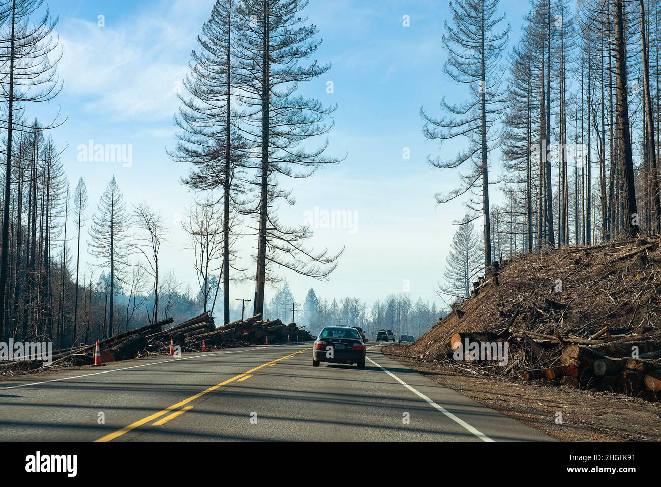 Traffico auto sull'autostrada 22 attraverso il Santiam Canyon in Oregon, dove gli incendi di Santiam del 2020 avevano recentemente bruciato appena fuori Detroit, Oregon. S Foto Stock