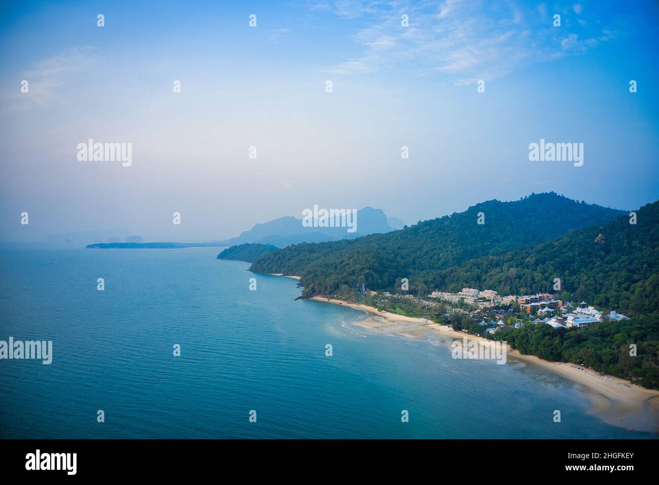 Paradiso sulla terra! Krabi in Thailandia fotografato con un drone durante il giorno. La spiaggia e la costa sono molto belle da vedere e il mare! Foto Stock