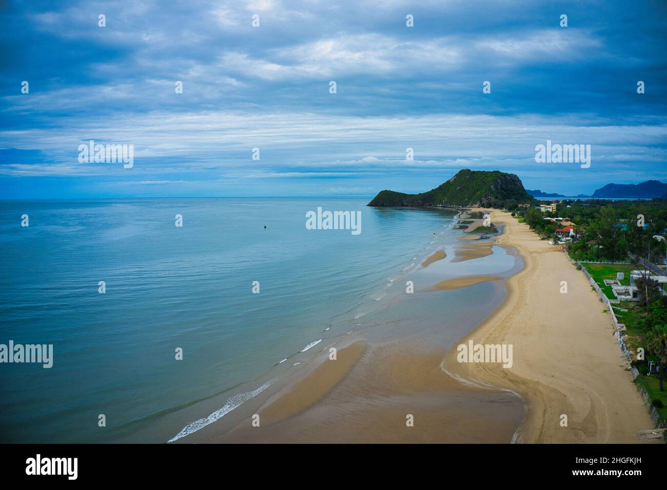 La bella spiaggia di Pak Nam Pran in Thailandia, fotografata con un drone dall'alto a bassa marea e in una giornata nuvolosa! Foto Stock