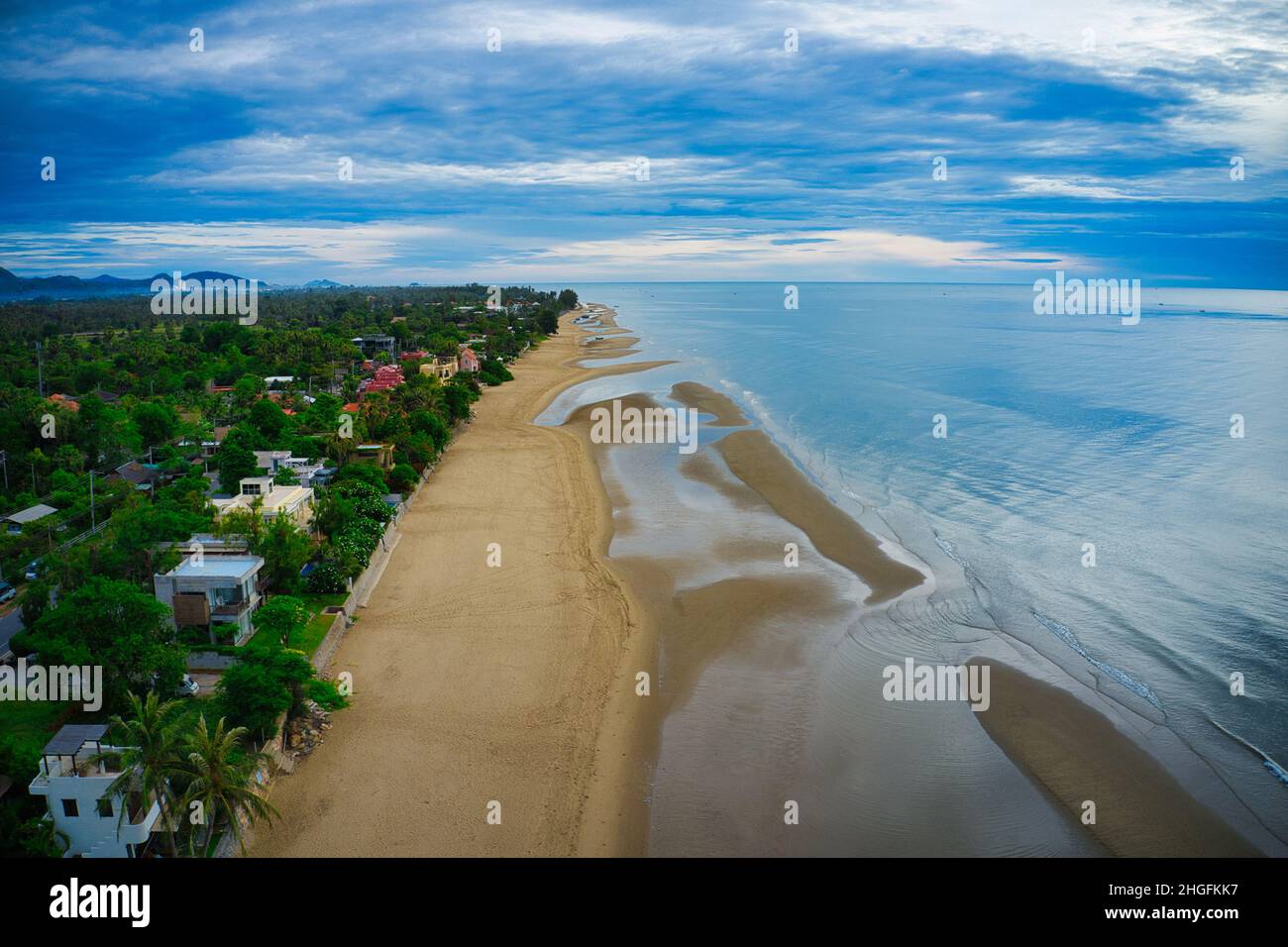 La bella spiaggia di Pak Nam Pran in Thailandia, fotografata con un drone dall'alto a bassa marea e in una giornata nuvolosa! Foto Stock
