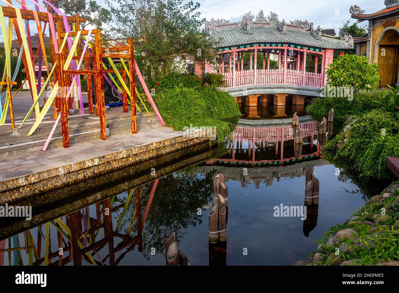 Hoi An Impressions coprì il ponte dei piedi sul loro terreno. Foto Stock