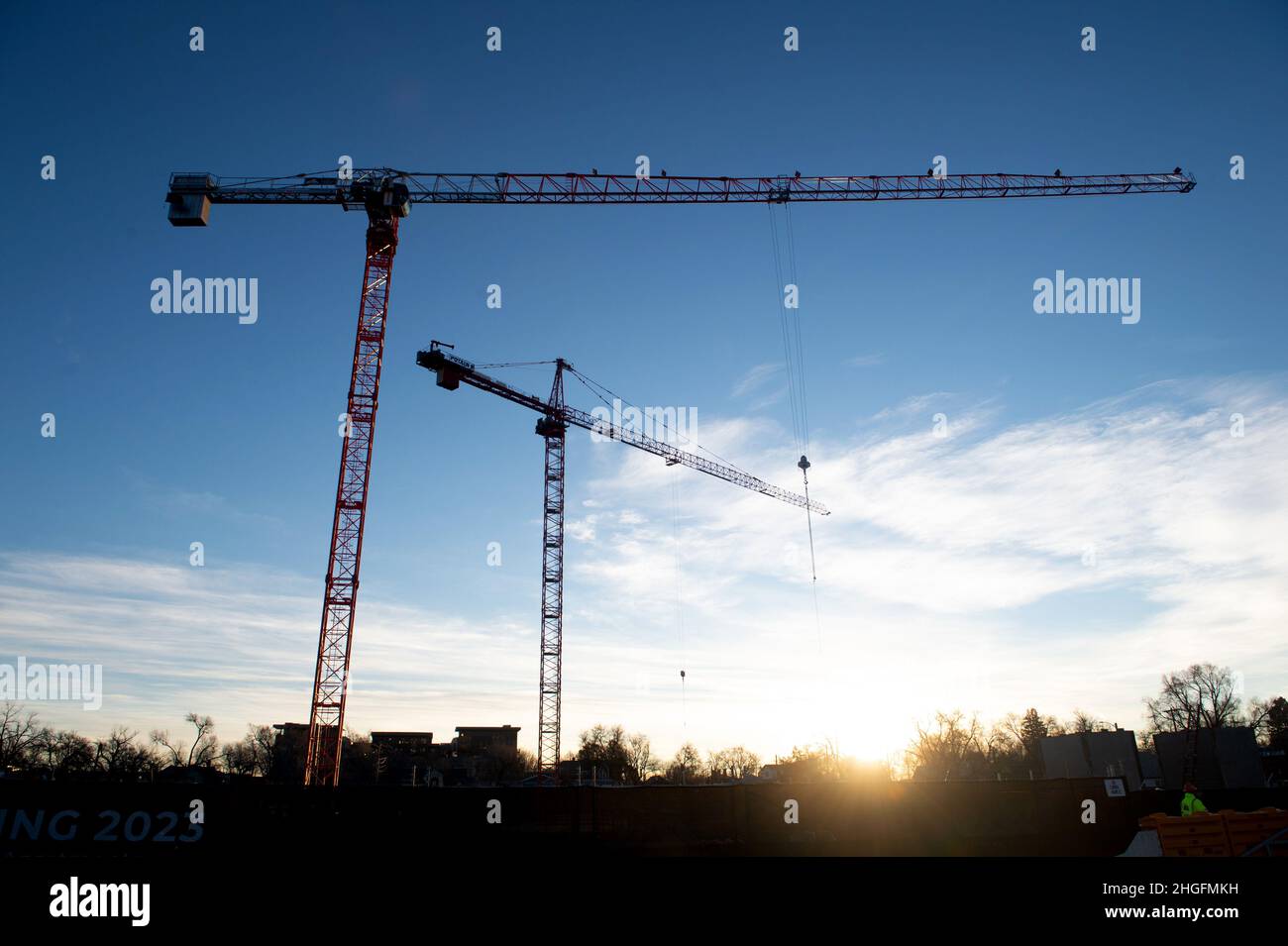 Costruzione gru torre sopra un cantiere di costruzione di appartamenti nel centro di Colorado Springs, Colorado Foto Stock