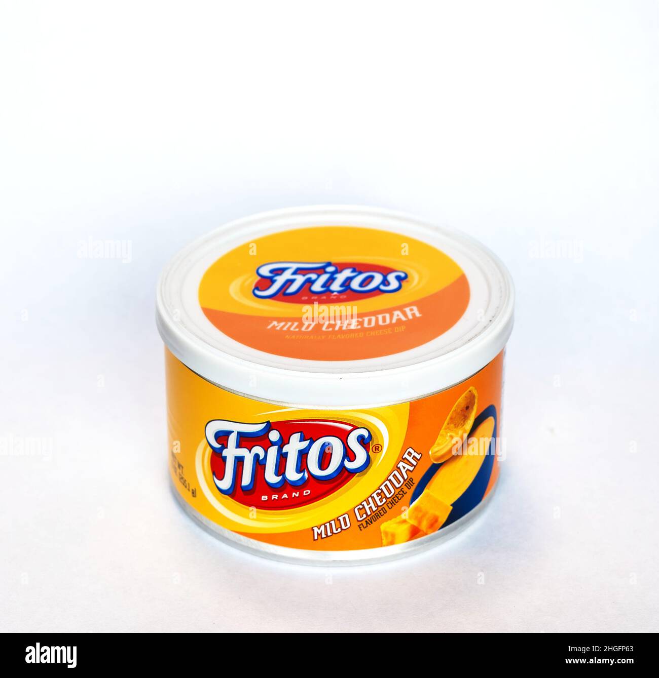 NISSHA, MN - 19 JAN 2022: Contenitore di salsa di formaggio al gusto Cheddar dolce di marca Fritos, isolato su sfondo bianco. Foto Stock
