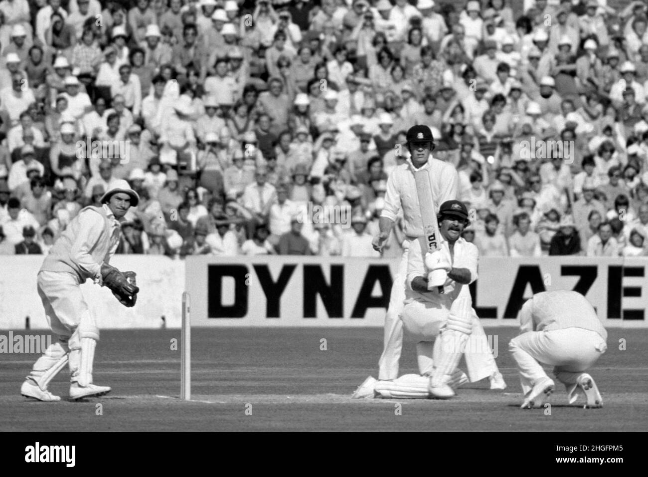 Rodney Marsh (Australia) batting, Inghilterra vs Australia, 5th Test Match, The Oval, Londra, Inghilterra 25 - 30th agosto 1977. Alan Knott (Inghilterra) è guardiano del criceto, Tony Grieg (Inghilterra) è fielder scivoloso, Bob Woolmer ha ducked. Foto Stock