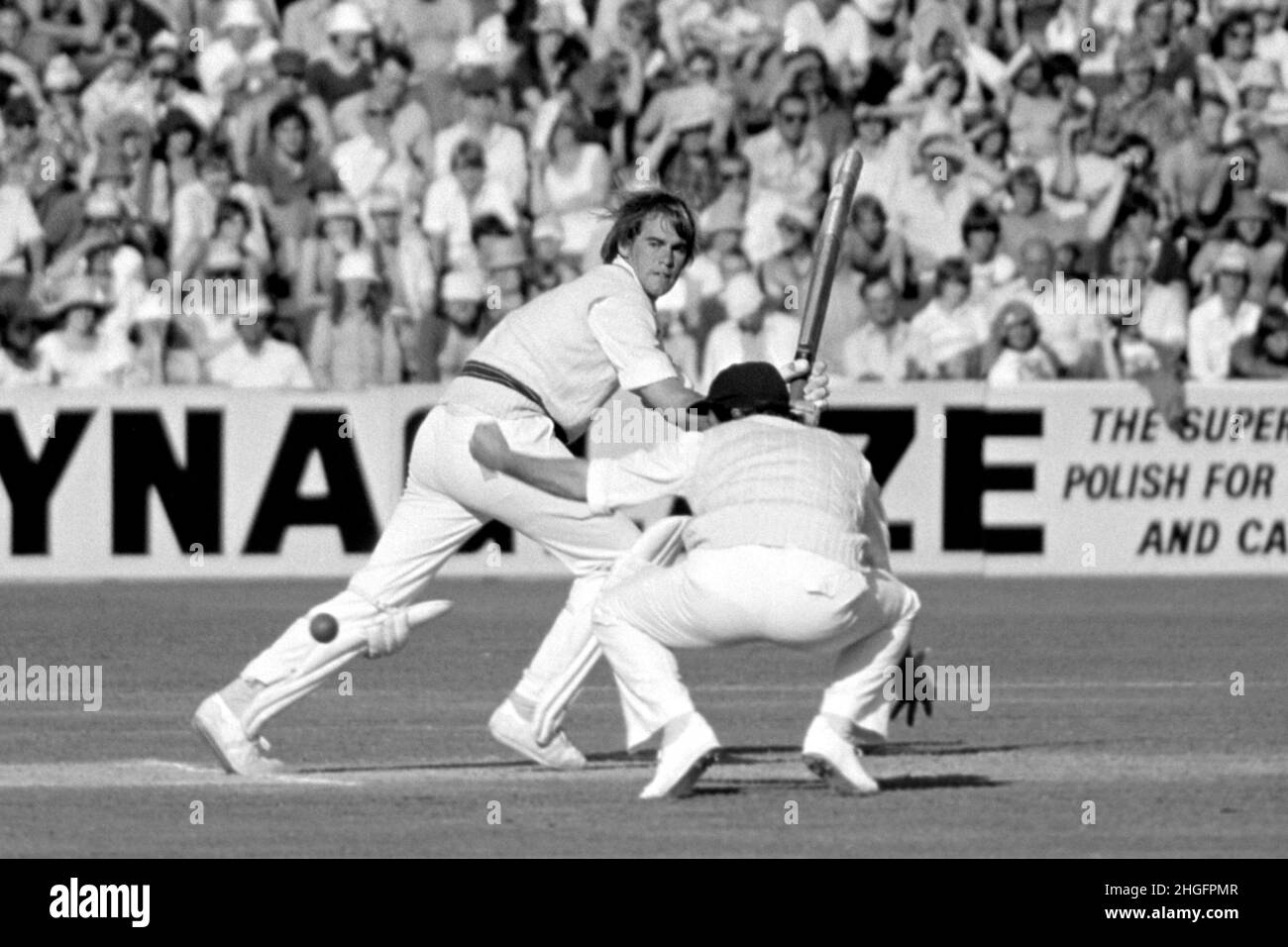 David Hookes (Australia) batting, Inghilterra vs Australia, 5th Test Match, The Oval, Londra, Inghilterra 25 - 30th Agosto 1977. Bob Woolmer, l’inglese, sta fielando a una gamba corta. Hookes ha intrattenuto la folla di festa della Banca con un inning di 85. Foto Stock