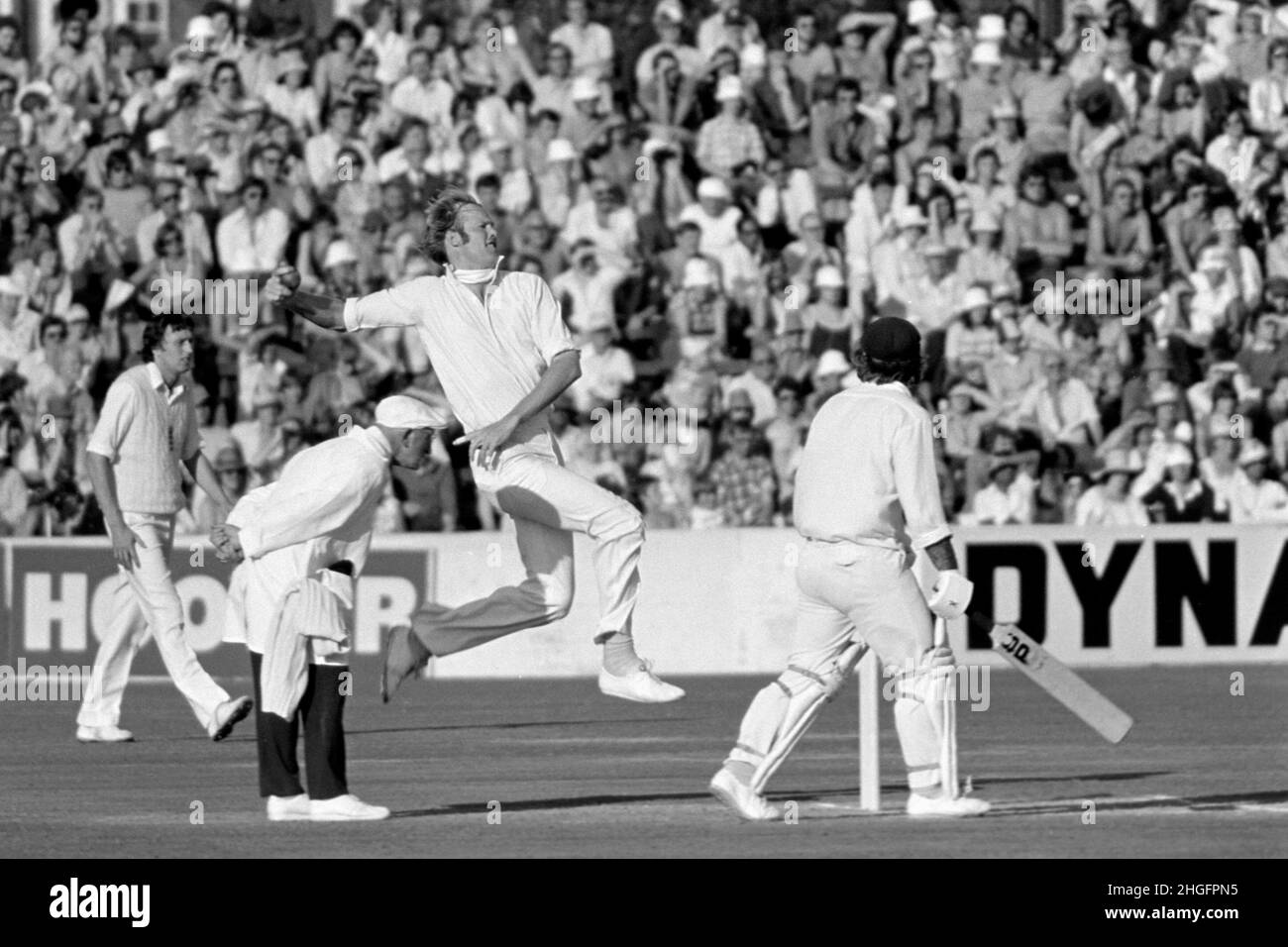 Tony Grieg (Inghilterra) bowling, Inghilterra vs Australia, 5th Test Match, The Oval, Londra, Inghilterra 25 - 30th Agosto 1977. È stato il Test Match finale di Grieg. Fielder è Mike Hendrick. Foto Stock