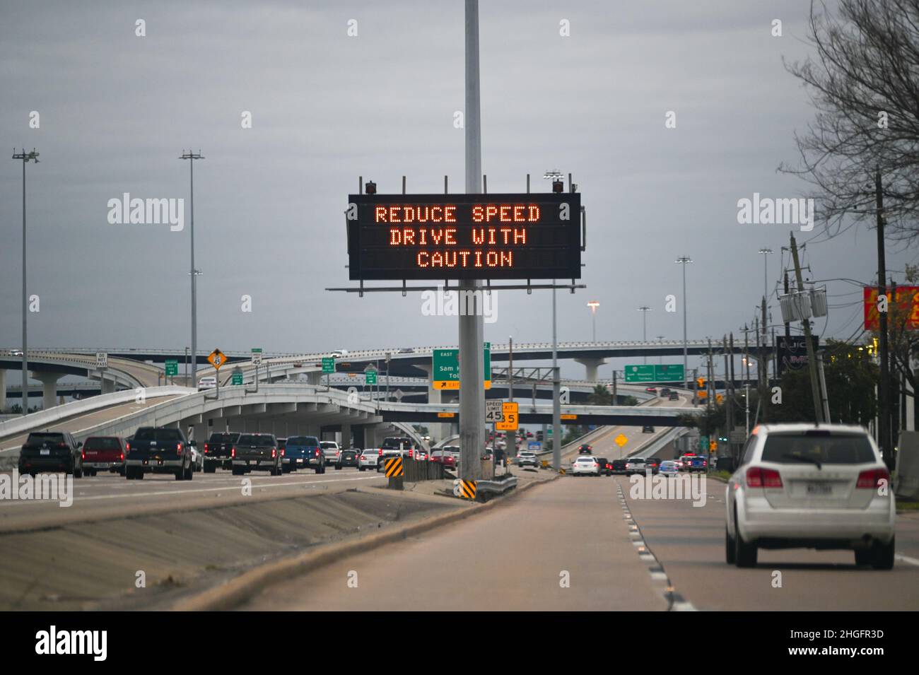 Houston, Stati Uniti. 20th Jan 2022. Le indicazioni lungo il I45 a Houston sollecitano i conducenti a rallentare man mano che si avvicinano i sorpassi giovedì 20 gennaio 2022. La zona di Houston si aspetta il clima gelido con un po' di slittino e ghiaccio questo fine settimana. Gli autisti di Houston non devono in genere preoccuparsi delle condizioni di guida icey. (Foto di Jennifer Lake/SIPA USA) Credit: Sipa USA/Alamy Live News Foto Stock