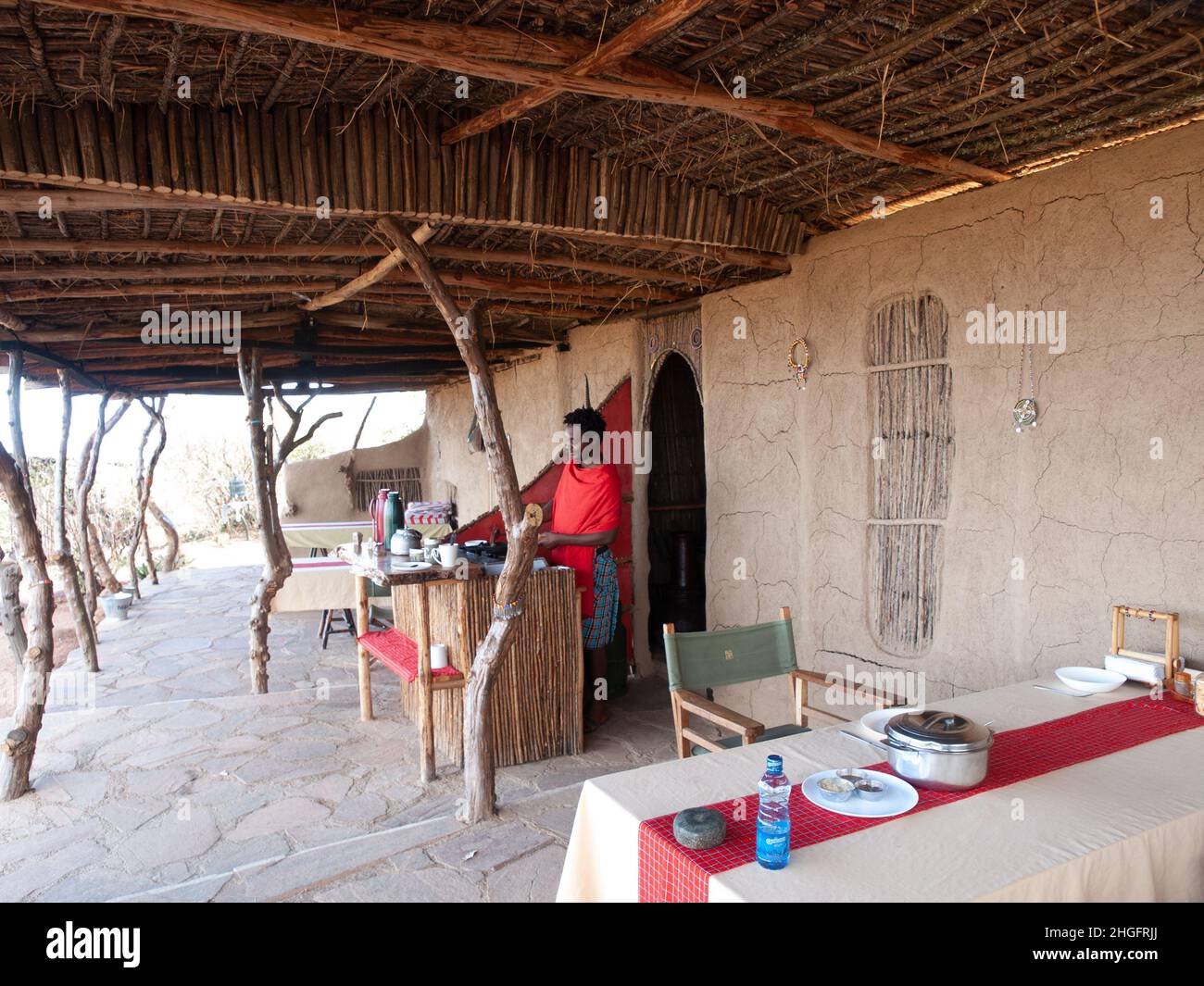 Massai Cook al Maji Moto Eco Camp, dove viene servita la prima colazione in una cucina all'aperto Foto Stock