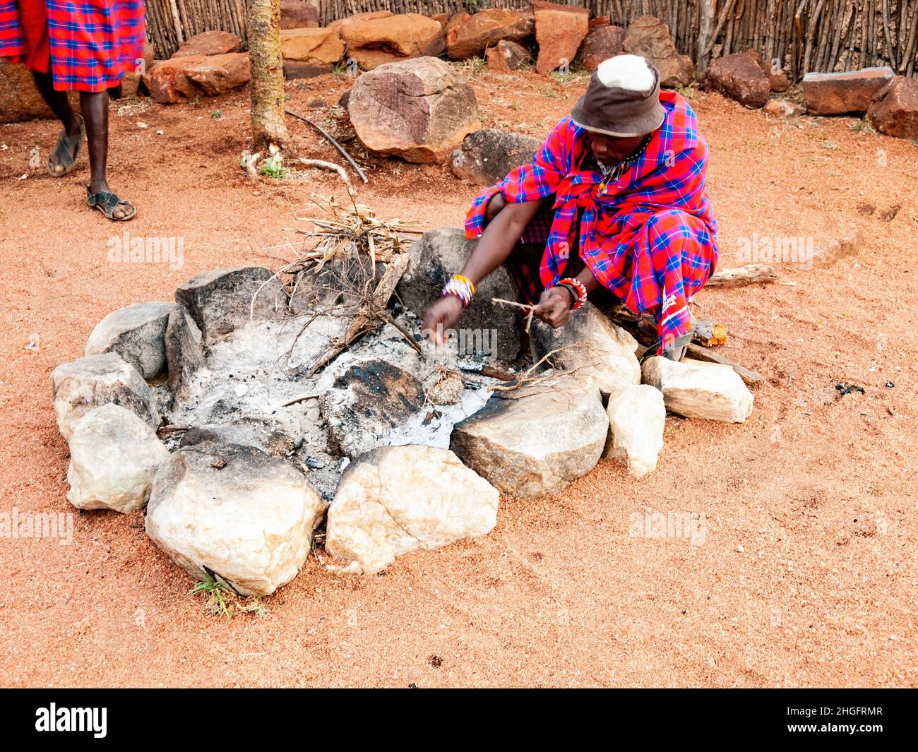 I Maasai sono un gruppo etnico nilotico che abita nel nord, nel centro e nel sud del Kenya e nella Tanzania settentrionale, con competenze di avviamento del fuoco Foto Stock
