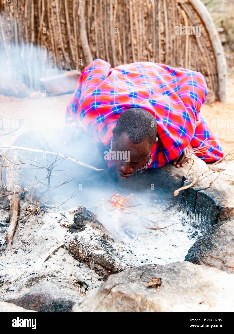 I Maasai sono un gruppo etnico nilotico che abita nel nord, nel centro e nel sud del Kenya e nella Tanzania settentrionale, con competenze di avviamento del fuoco Foto Stock