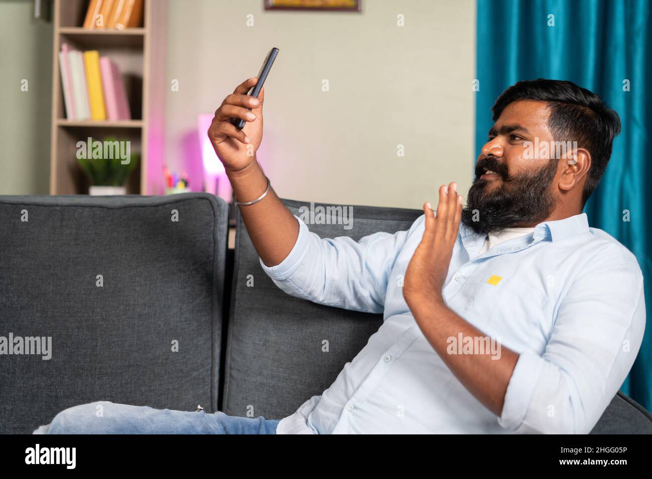 Giovane uomo occupato a fare videochiamata sul cellulare a casa - concetto otf online dating applicazione, social media, video chat e tecnologia Foto Stock