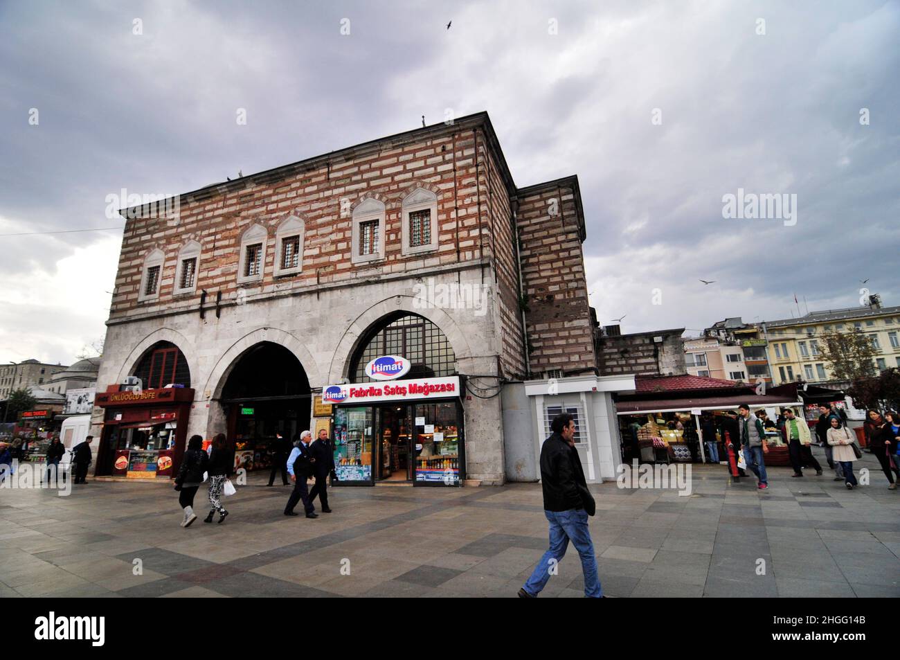 Piazza Eminonu vicino al ponte Galata di Istanbul, Turchia. Foto Stock