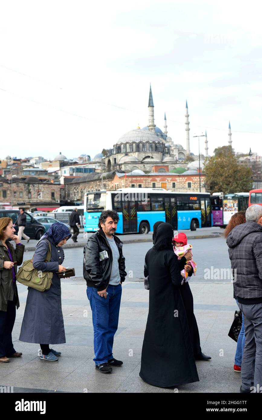 Locale turco coronato in attesa del bus in Piazza Eminonu, Istanbul, Turchia. Foto Stock