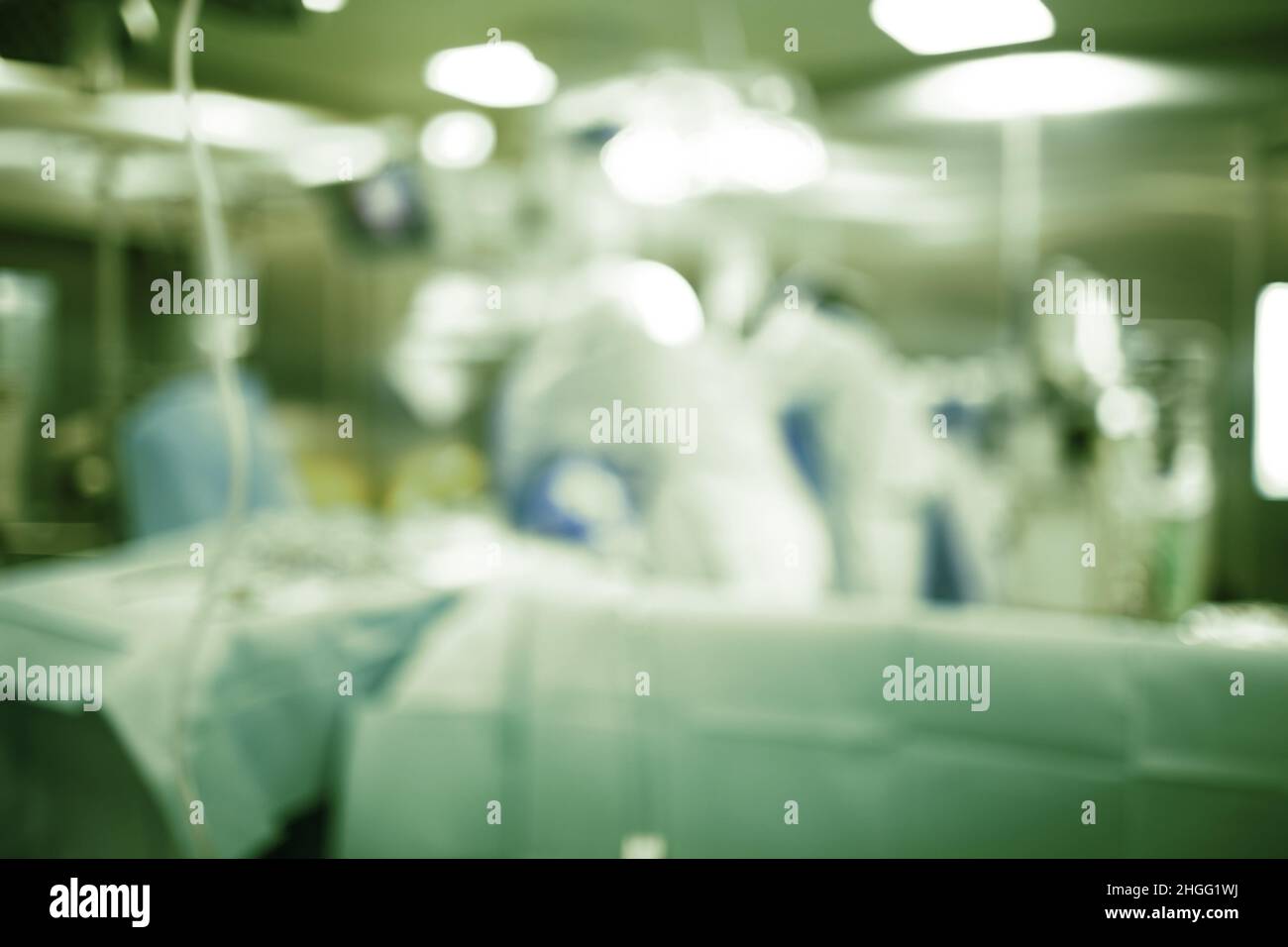Team chirurgico di lavoro nella sala operatoria avanzata, background non focalizzato. Foto Stock