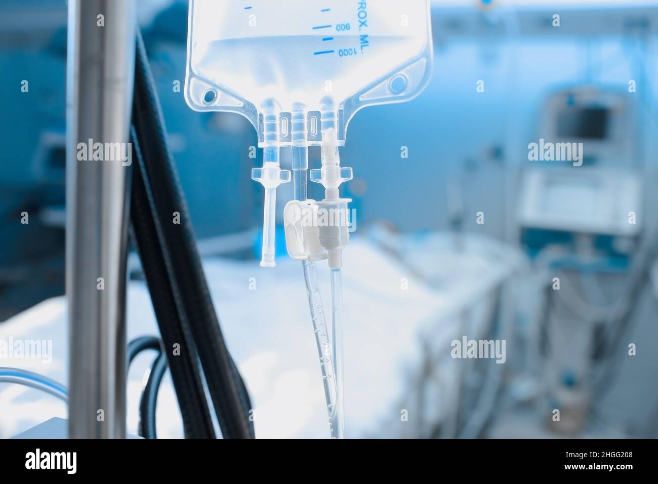 Gocciolamento endovenoso sullo sfondo del paziente sotto il monitoraggio cardiaco. Foto Stock