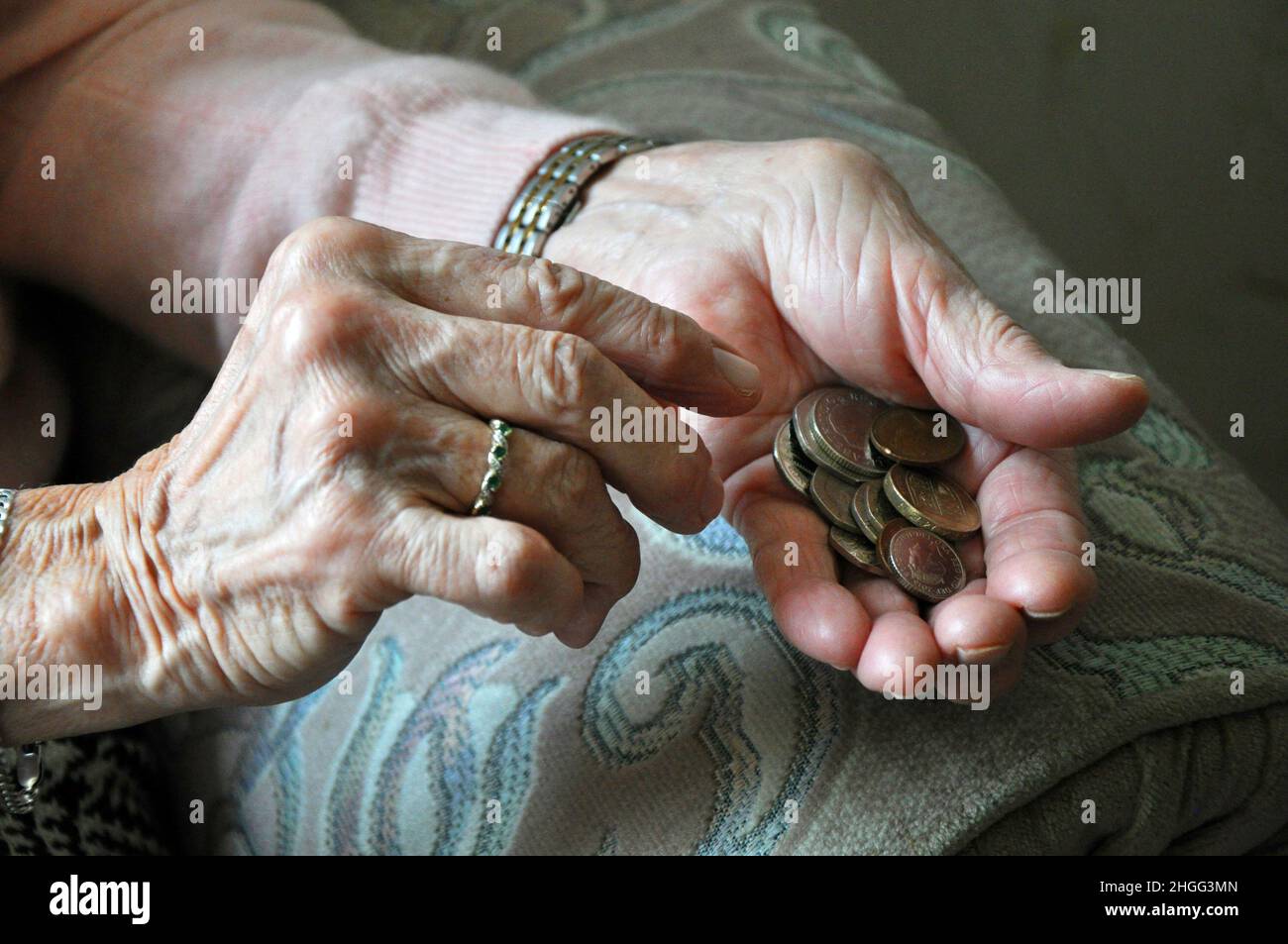 Foto di archivio datata 03/04/16 di una donna anziana che conta il cambiamento sciolto. Il Dipartimento per il lavoro e le pensioni (DWP) stima di aver pagato meno di 134.000 pensionati, per lo più donne, oltre £1 miliardi dei loro diritti pensionistici statali, con alcuni errori che risalgono al 1985. Data di emissione: Venerdì 21 gennaio 2022. Foto Stock