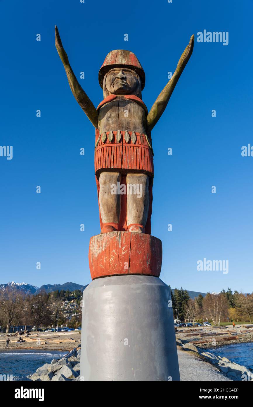 Squamish Nation Welcome Figure in Ambleside Park Beach Burrard Inlet Coast. Foto Stock