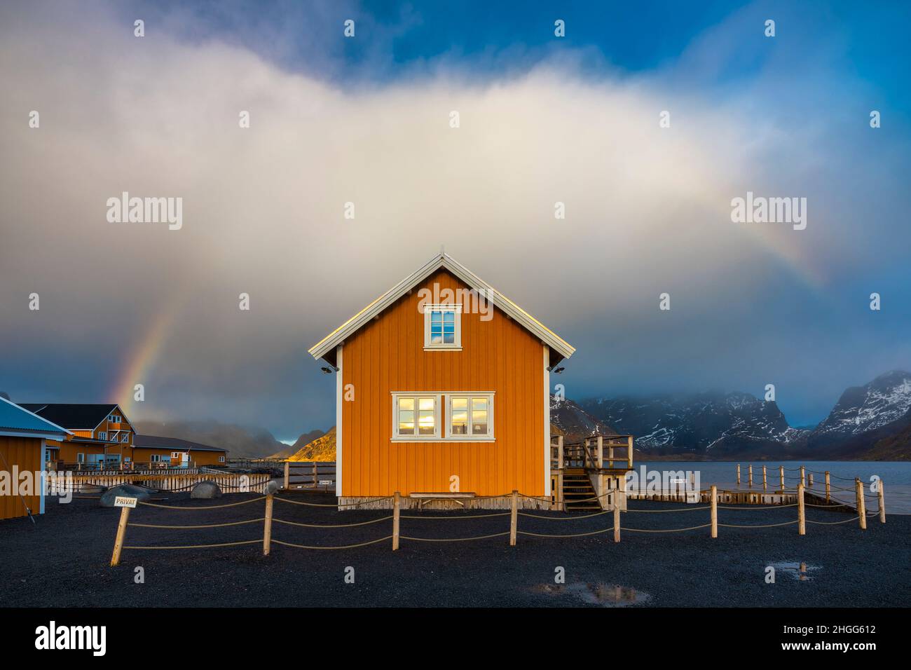 Cabina gialla a Sakrisoy con arcobaleno, Moskenes, Moskenesoya, Nordland, Lofoten, Norvegia, Nord Europa Foto Stock