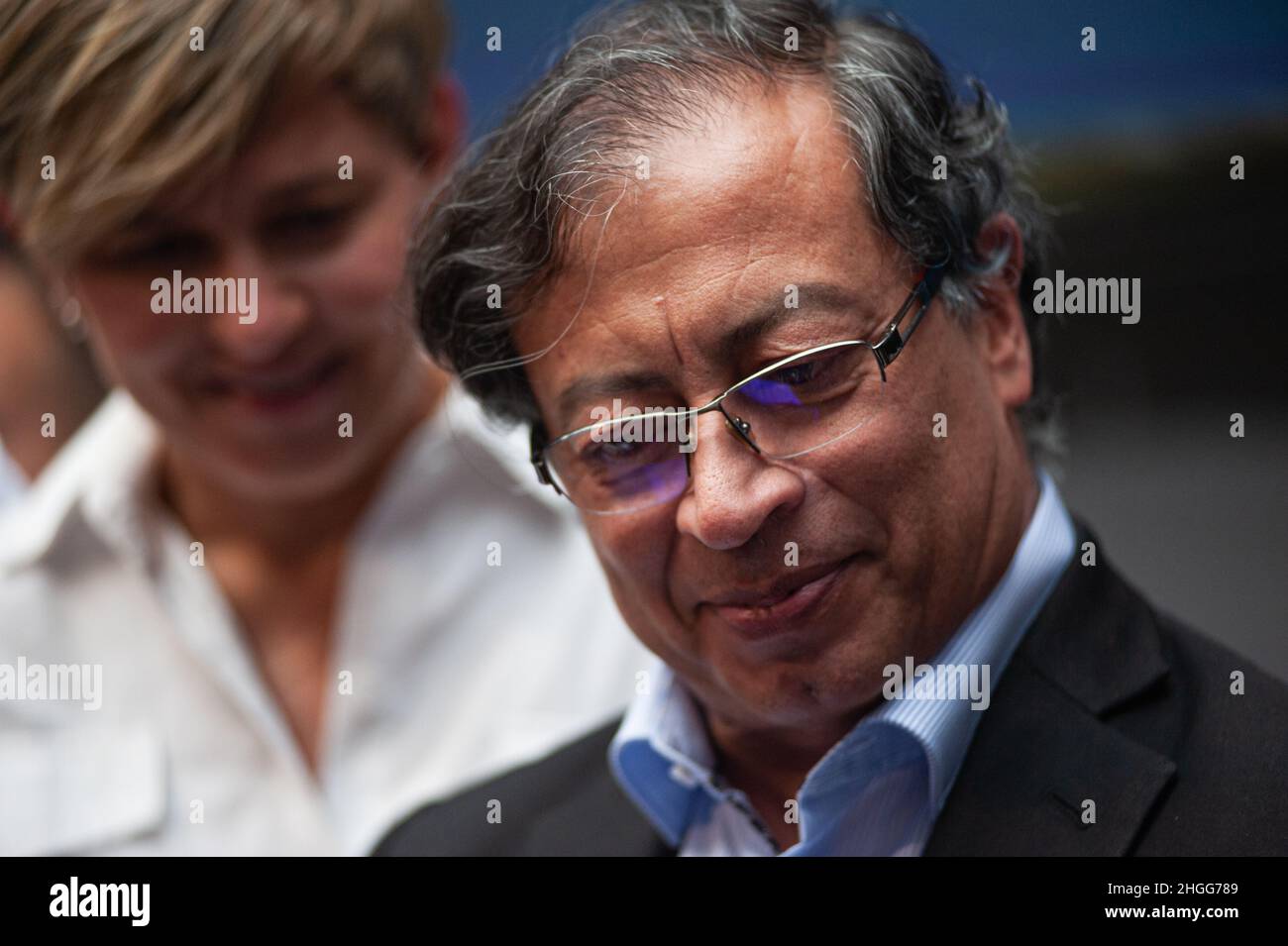 Candidato presidenziale per la Colombia Humana Gustavo Petro tiene una conferenza stampa dopo aver registrato la sua candidatura al Registro Nazionale di Santa civile Foto Stock