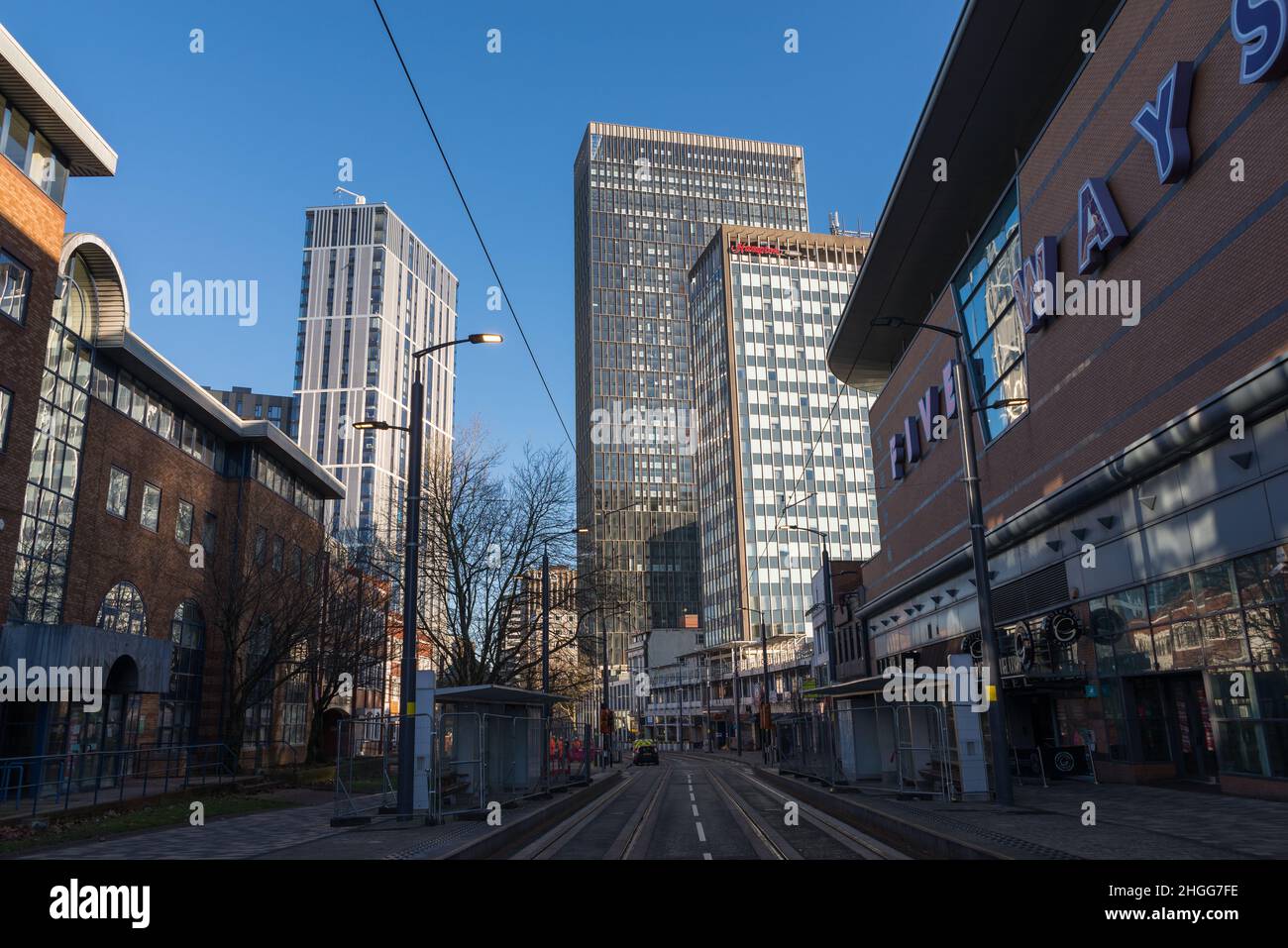 Vista sulla nuova linea della metropolitana di Birmingham o sulle linee del tram di Broad Street, Birmingham, Regno Unito Foto Stock