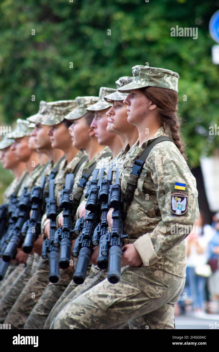 Ucraina, Kiev - 18 agosto 2021: Ragazze militari. Forze aeree. Ucraino militare. C'è un distacco di soccorritori che marciano nella sfilata. Folla di marzo. Soldati dell'esercito. Donna soldato in uniforme Foto Stock