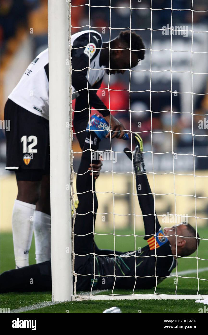 19 gennaio 2022; Stadio Mestalla, Valencia, Spagna; la Liga football, Valencia CF contro Sevilla FC; Jaume Domenech e Mouctar Diakhaby di Valencia C. Foto Stock