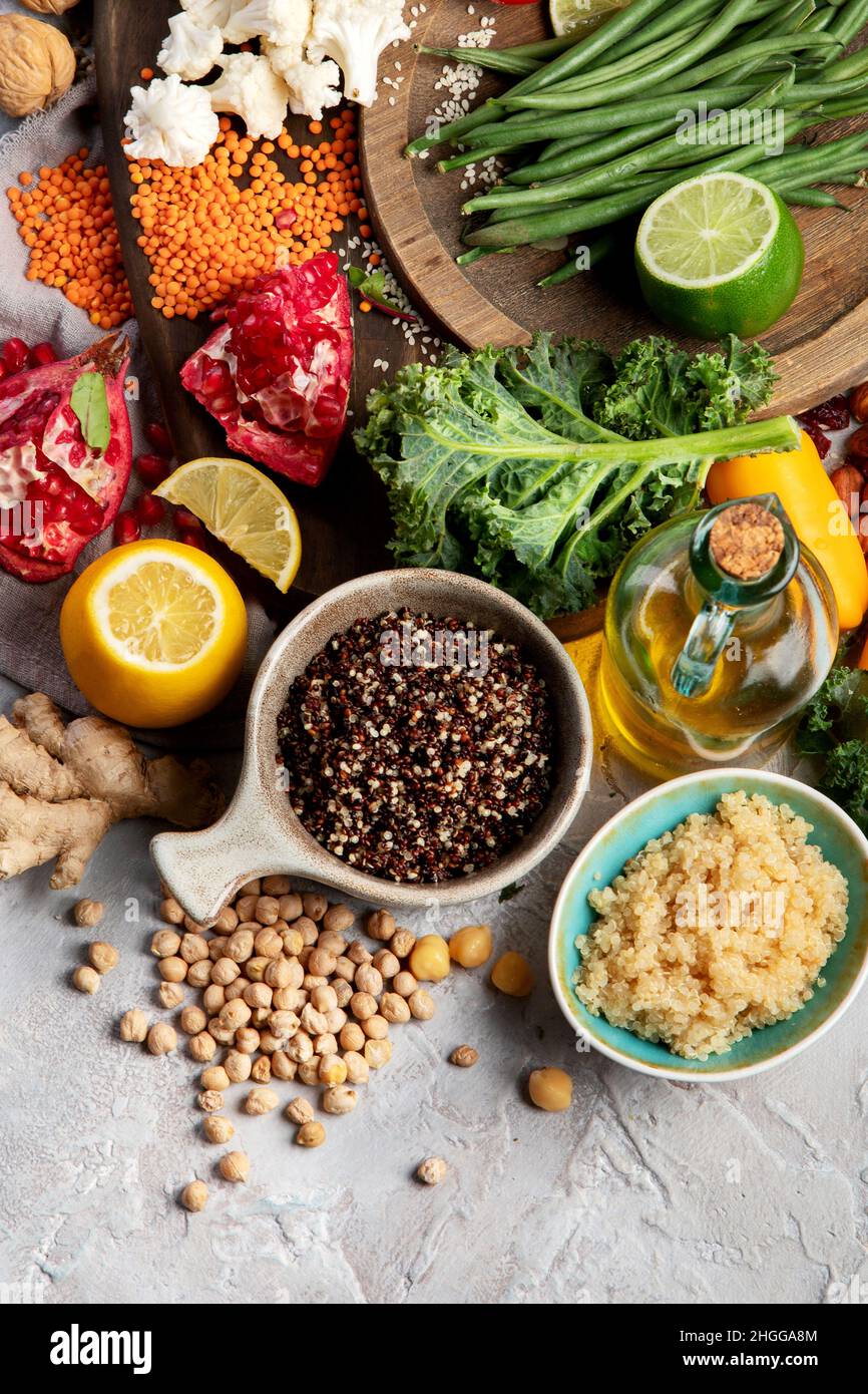 Dieta a base di piante su sfondo grigio. Concetto di cibo sano. Vista dall'alto, disposizione piatta, spazio di copia Foto Stock