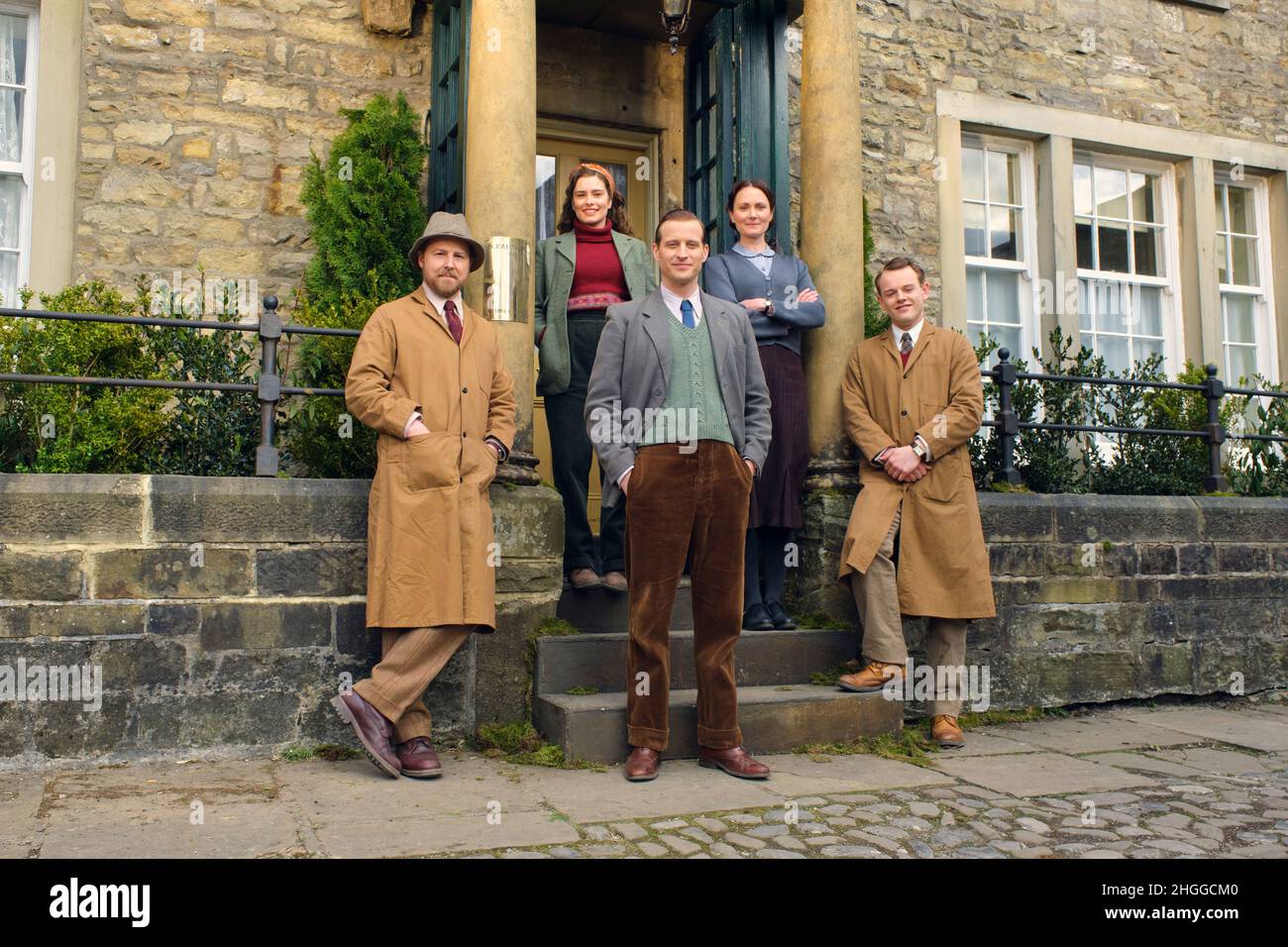 CALLUM WOODHOUSE, SAMUEL WEST, RACHEL SHENTON, ANNA MADELEY E NICHOLAS RALPH IN TUTTE LE CREATURE GRANDI E PICCOLE (2020), DIRETTO DA BRIAN PERCIVAL E ANDY HAY. Credito: Parco giochi intrattenimento / Album Foto Stock