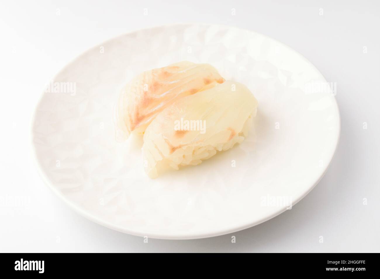 Sushi di pesce piatto su sfondo bianco Foto Stock