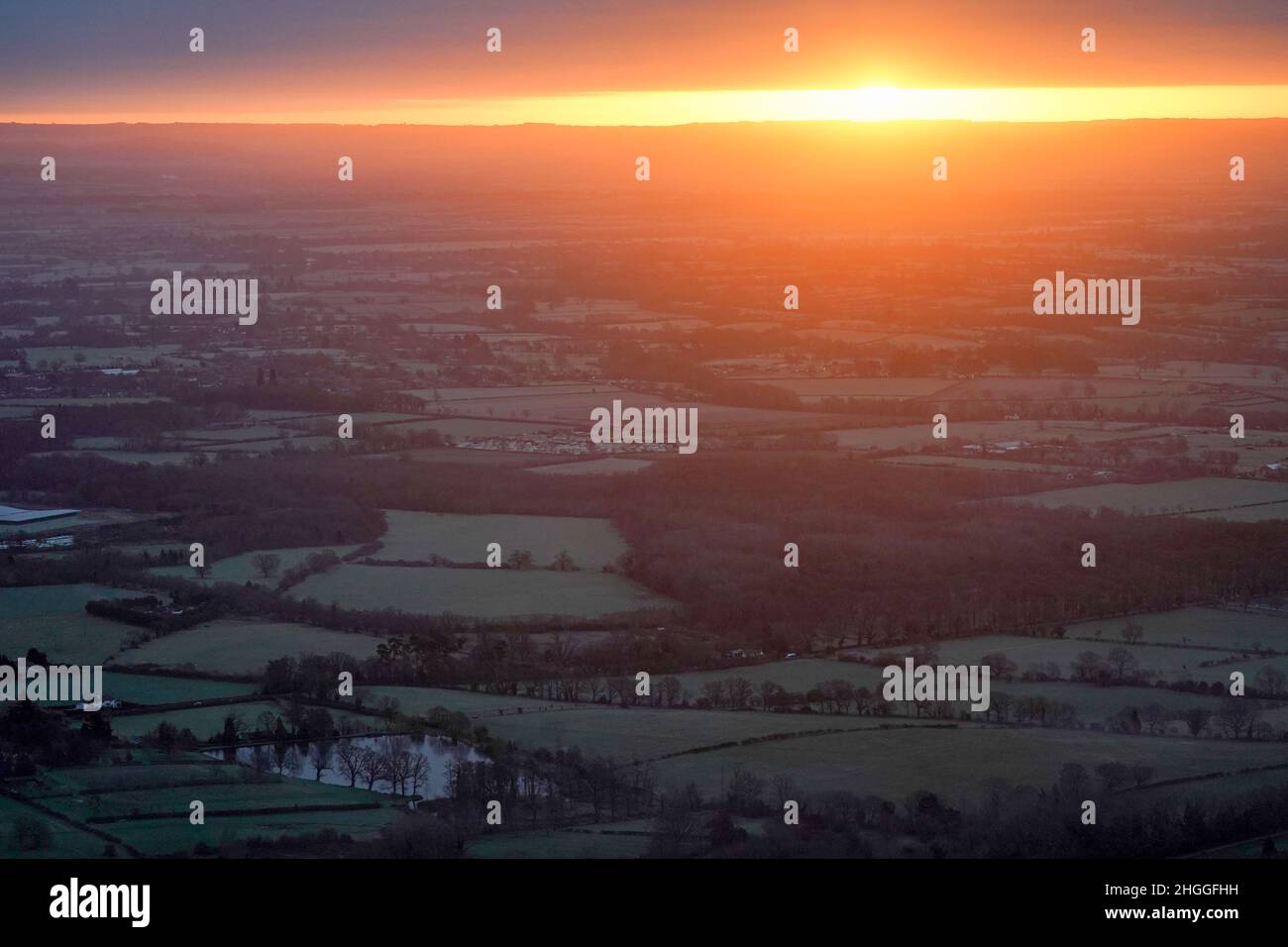 Il sole sorge sul Worcestershire dalle colline di Malvern. Data foto: Venerdì 21 gennaio 2022. Foto Stock