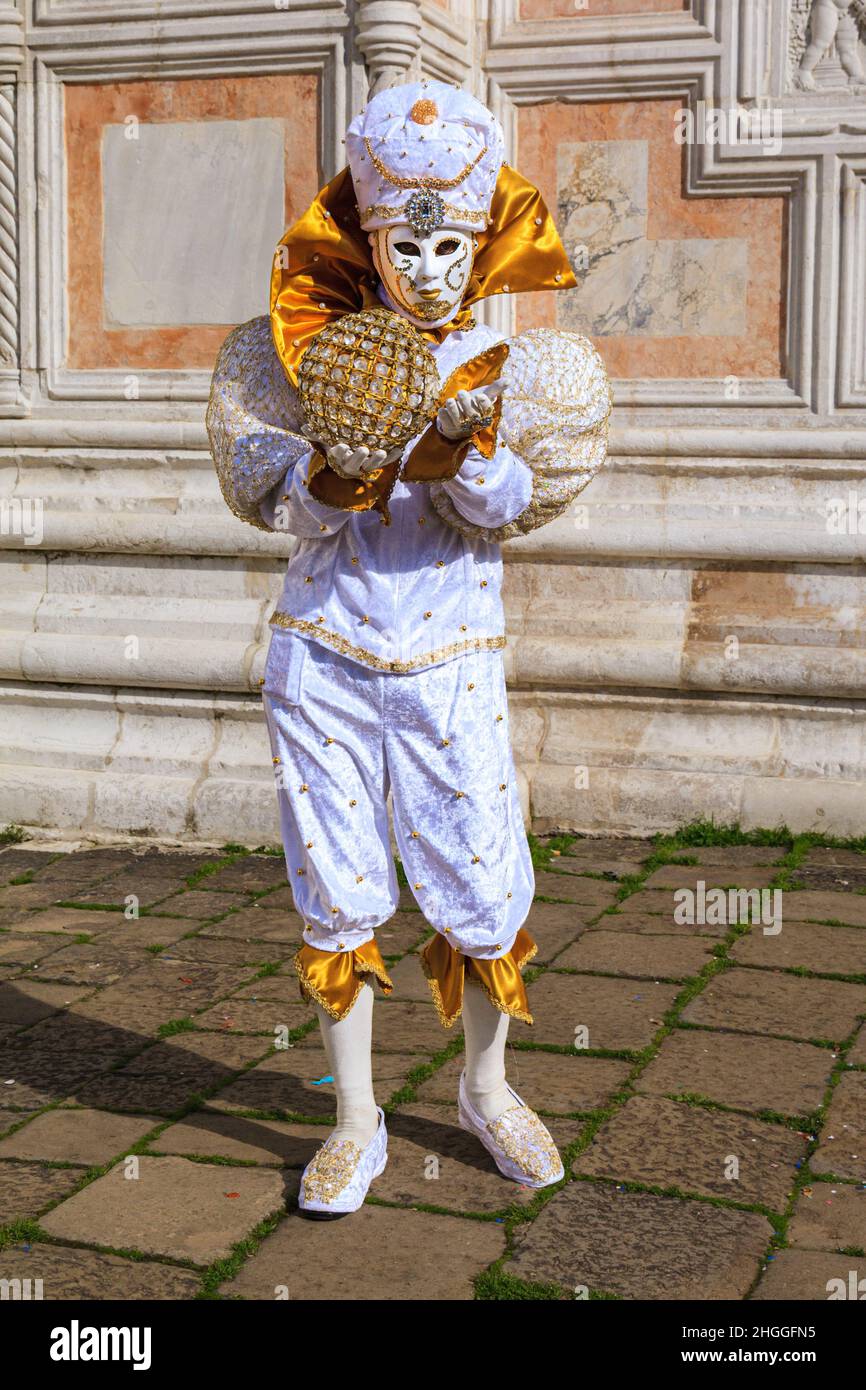 Un indovino e arlecchino o arlecchino in abiti fantasiosi costumi e  maschera per il Carnevale di Venezia, Carnivale di Venezia, Italia Foto  stock - Alamy