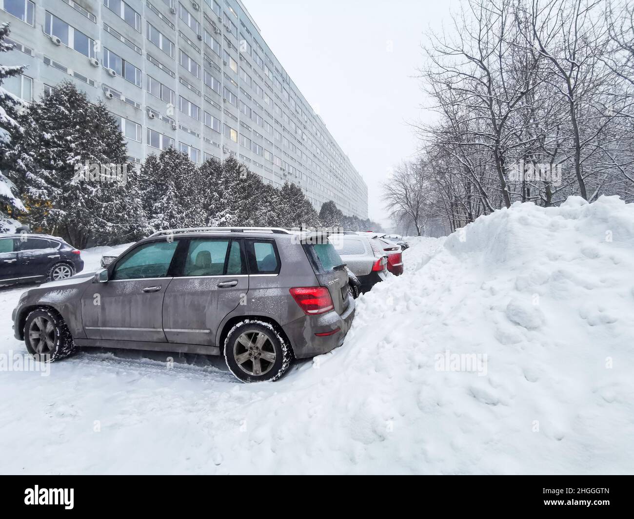 Mosca. Russia. Gennaio 18, 2022. Città dopo nevicate e bizzard. Le auto sono parcheggiate su una strada nevosa di Mosca in enormi nevicate. Foto Stock
