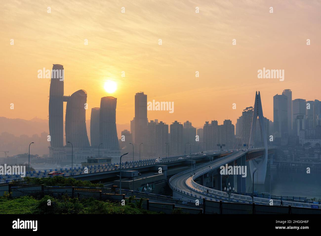 Chongqing, Chongqing, Cina. 21st Jan 2022. Il 20 gennaio 2022, Chongqing, il Festival di primavera si avvicina, ed è il momento di trovare l'incenso e godere di prugne fioritura. Come messaggero di primavera, la prugna rossa significa che l'inverno va e la primavera viene. Ha la reputazione di essere il capo dei fiori. Annuncia la primavera senza lottare per la primavera. Le calze d'oro e i petali rosa sono in gruppi, in competizione per la bellezza. Un mare di fiori rosa costeggiava i parchi a Chongqing, aggiungendo una forte atmosfera festiva al prossimo Festival di Primavera. Una fioritura di prugne, una scena. Bagnata dal caldo sole invernale, wa Foto Stock