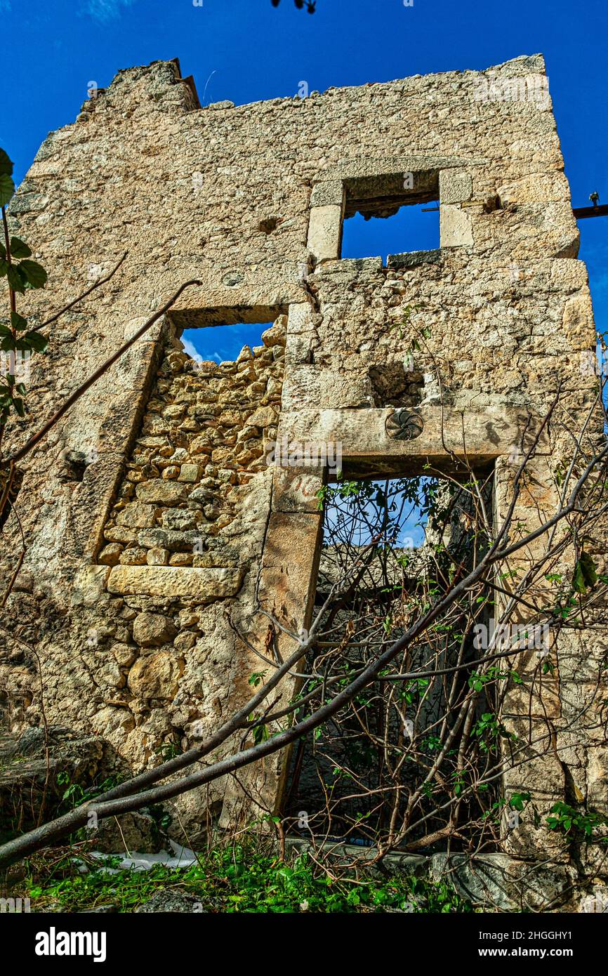 Antica casa in rovina senza tetto nel villaggio montano di Roccacasale. Roccacasale, provincia di l'Aquila, Abruzzo, Italia, Europa Foto Stock