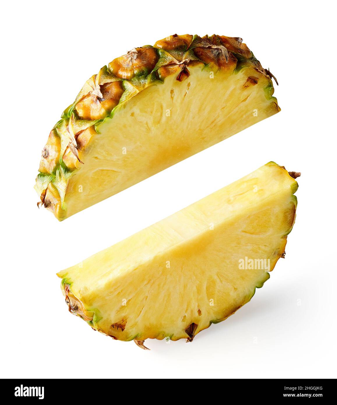 Fettine di ananas volanti isolate su bianco, levitazione del cibo Foto Stock