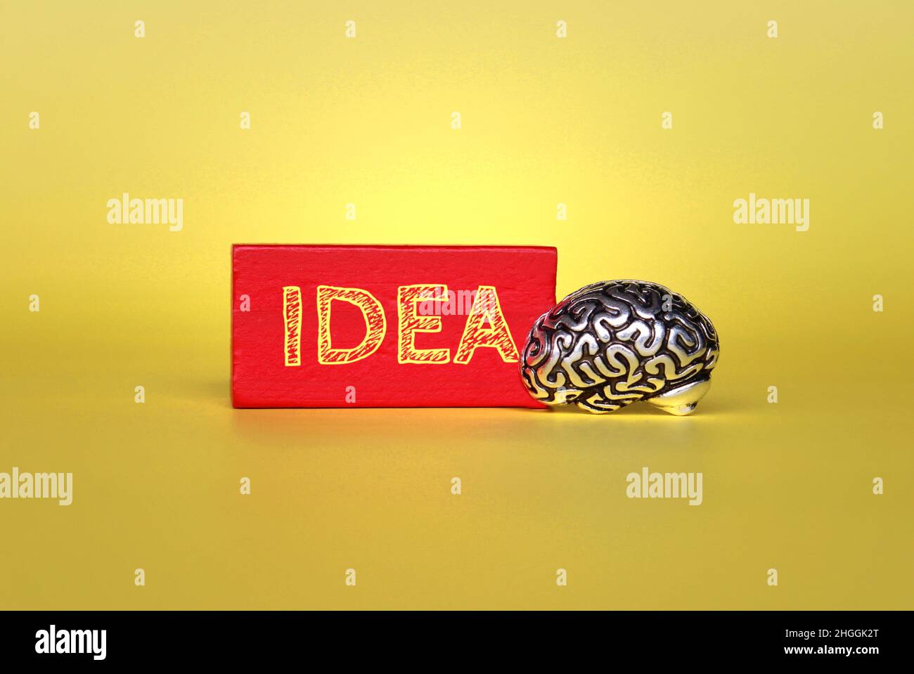 Innovazione, soluzione, concetto di idea. Modello del cervello e cubo di legno con IDEA del testo. Foto Stock